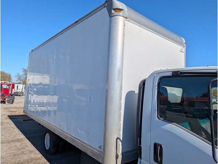 2015-isuzu-npr-image-5