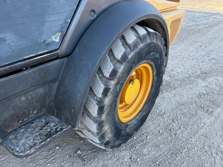 2011-deere-204k-image-15