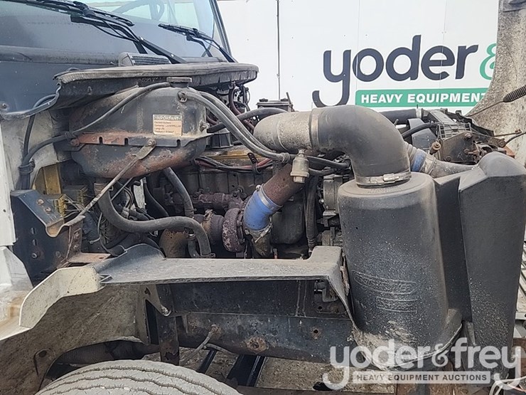 2001-freightliner-fl60-image-35