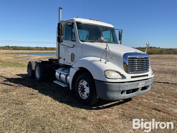 2004-freightliner-columbia-120-image-3