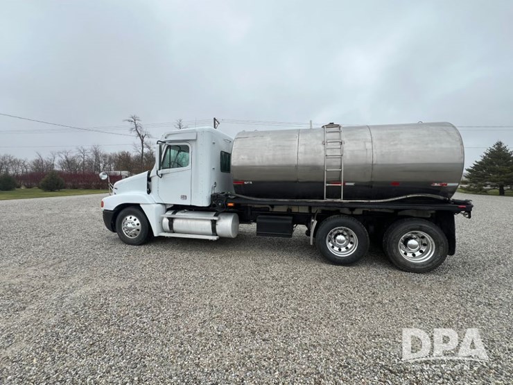 1999-freightliner-flc120-image-4