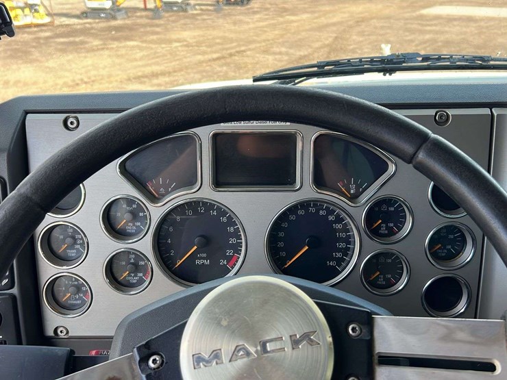 2018-mack-gu-granite-6-axle-dump-truck-image-46