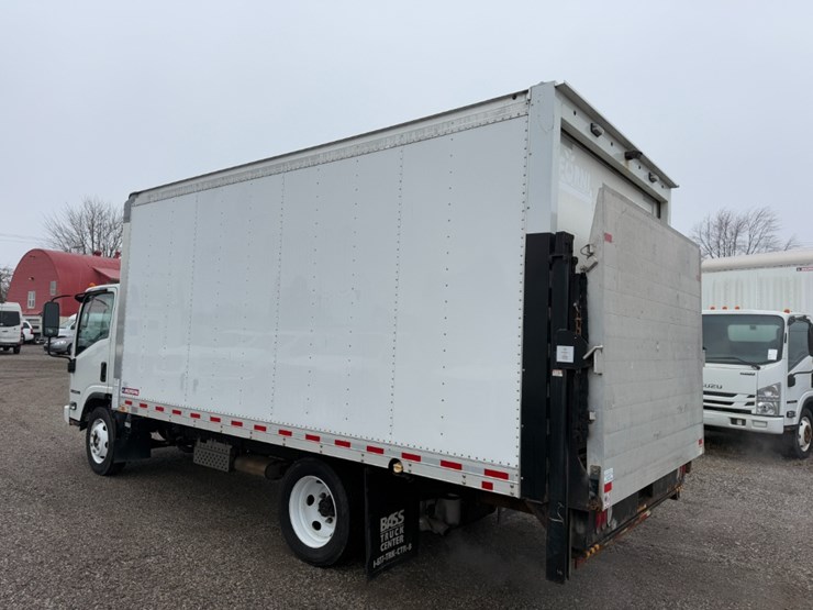 2023-isuzu-npr-image-5