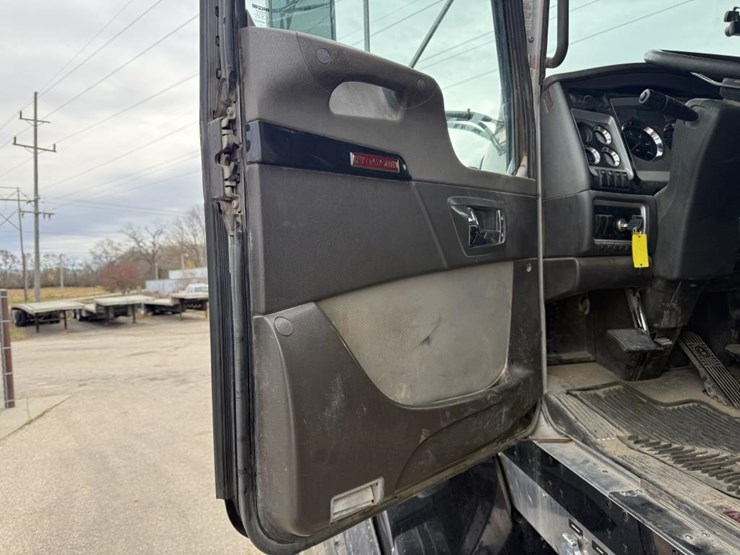 2014-kenworth-t800-image-37