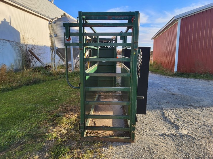 arrow-farmquip-8400-q-catch-cattle-squeeze-chute-w/alley-way---like-new-image-23