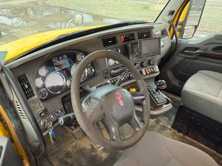 2019-kenworth-t880-image-21