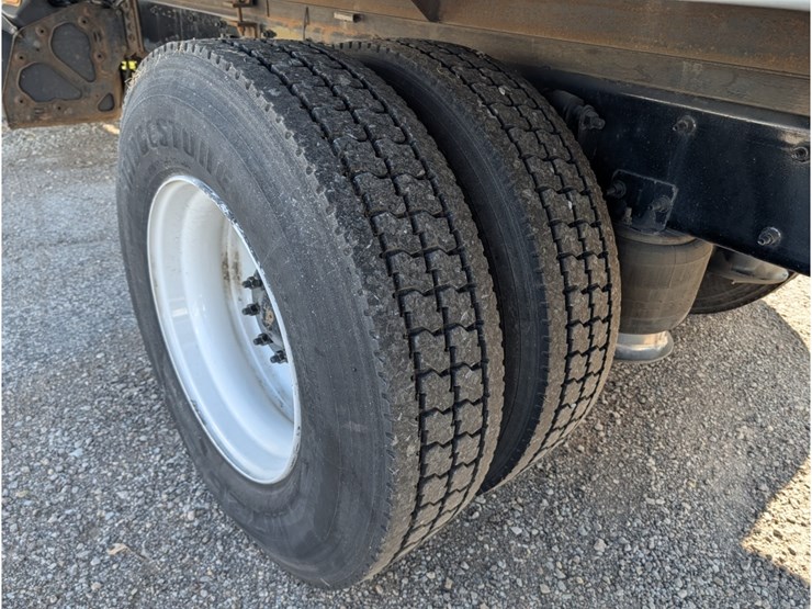 freightliner-m2-106-image-10