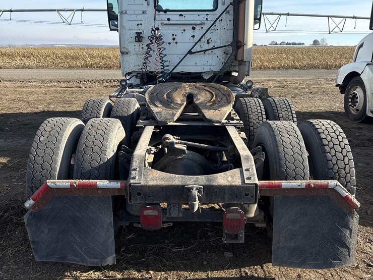 2001-volvo-vnm-semi-truck-image-4