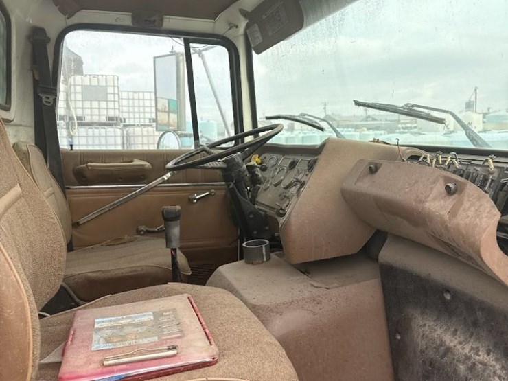 1995-ford-l9000-image-10