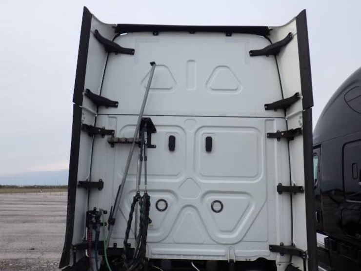 freightliner-cascadia-126-image-14