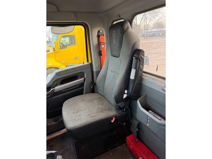 2020-kenworth-t680-image-23