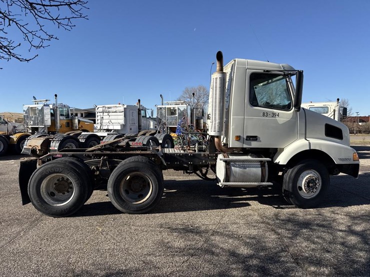 #1994-•-1999-volvo-day-cab-truck-tractor-image-6