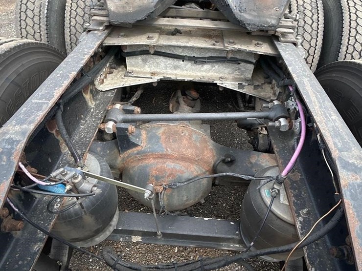 peterbilt-384-image-10