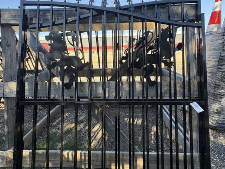 #114-•-pair-of-lion-iron-gates-image-1
