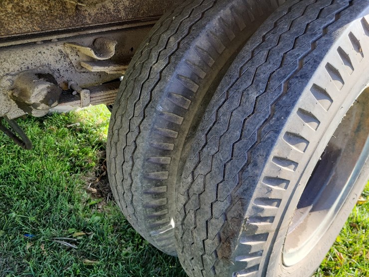 1953-gmc-354-24-round-top-cab-single-axle-grain-truck--needs-axle-shaft-image-19