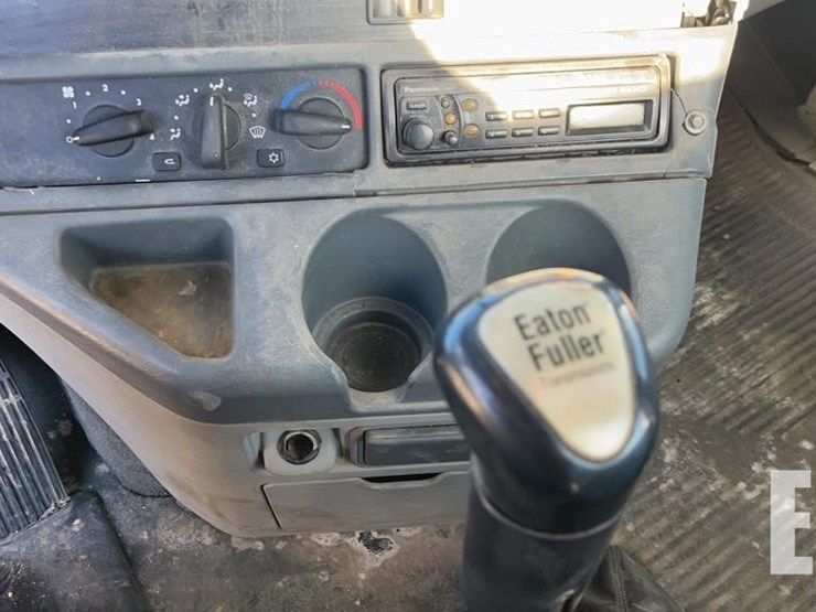 2004-freightliner-columbia-120-image-17