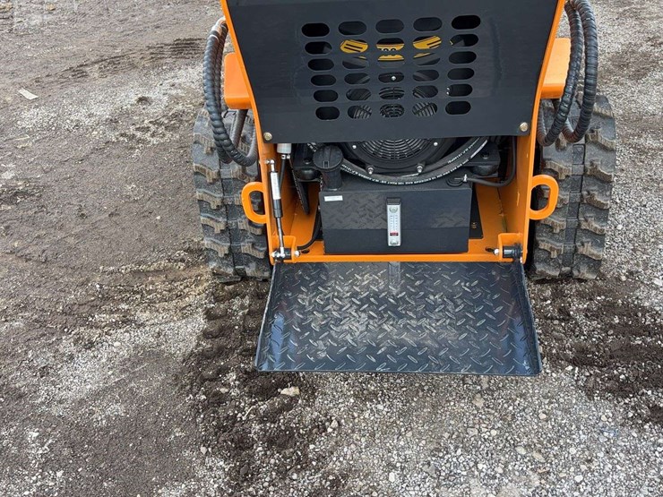 landhero-mini-stand-on-skid-loader-image-12