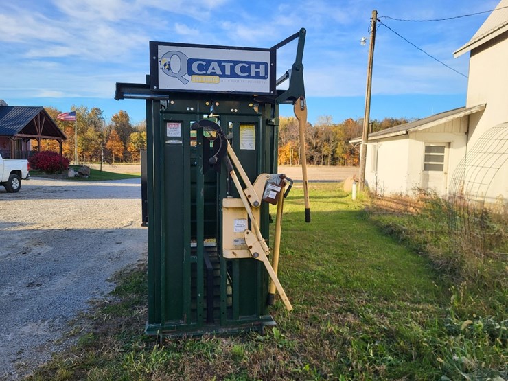 arrow-farmquip-8400-q-catch-cattle-squeeze-chute-w/alley-way---like-new-image-4