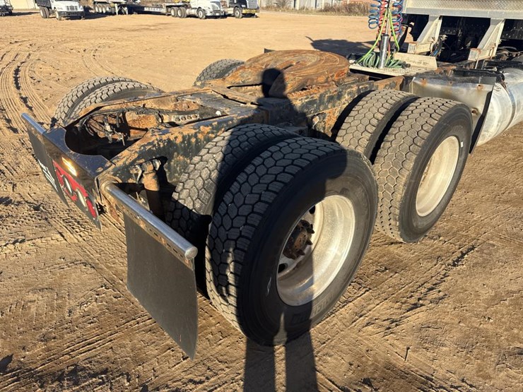 2008-peterbilt-388-image-32