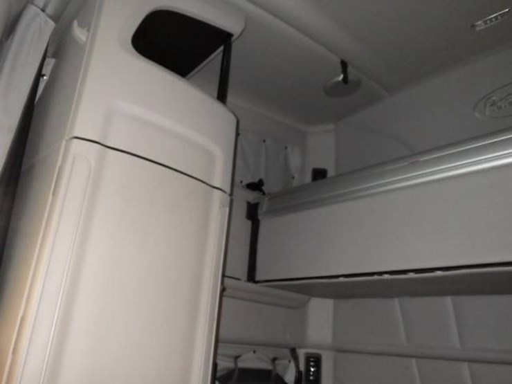 peterbilt-579-image-22