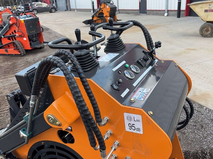 landhero-mini-stand-on-skid-loader-image-14