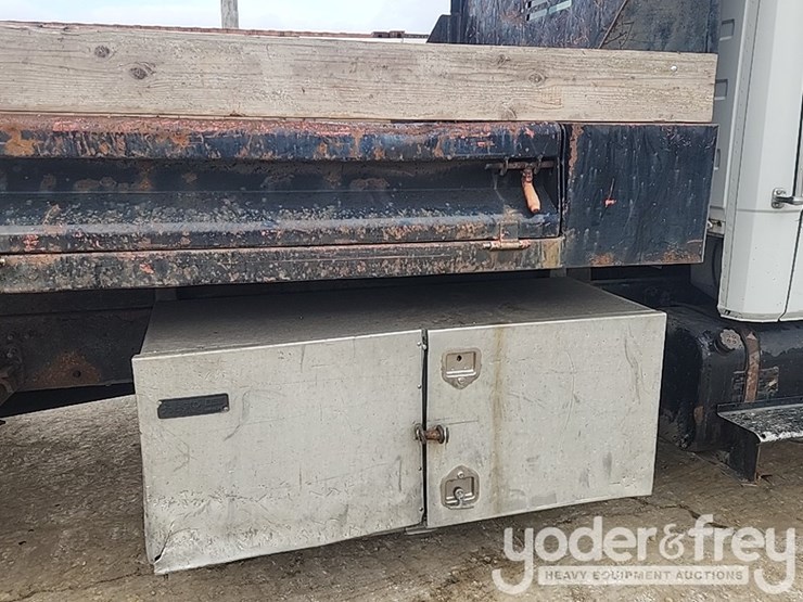 2001-freightliner-fl60-image-26