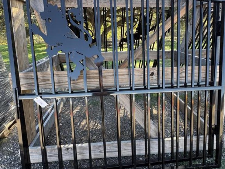 #112-•-pair-of-lion-iron-gates-image-1