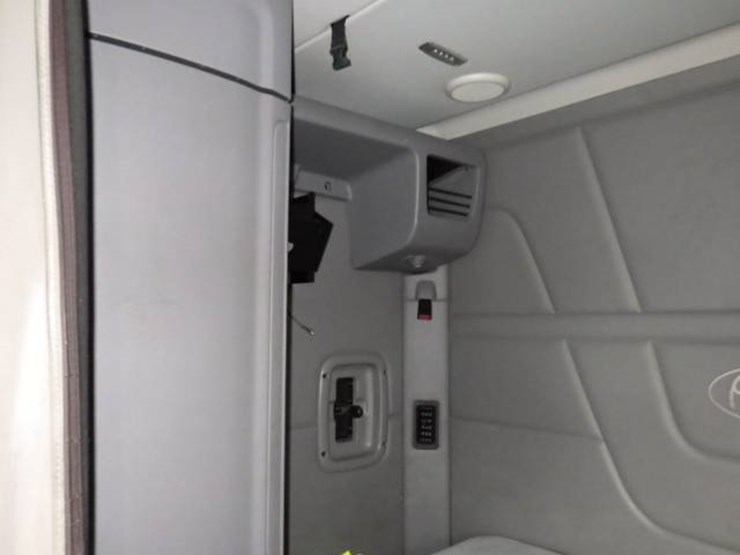 peterbilt-579-image-25