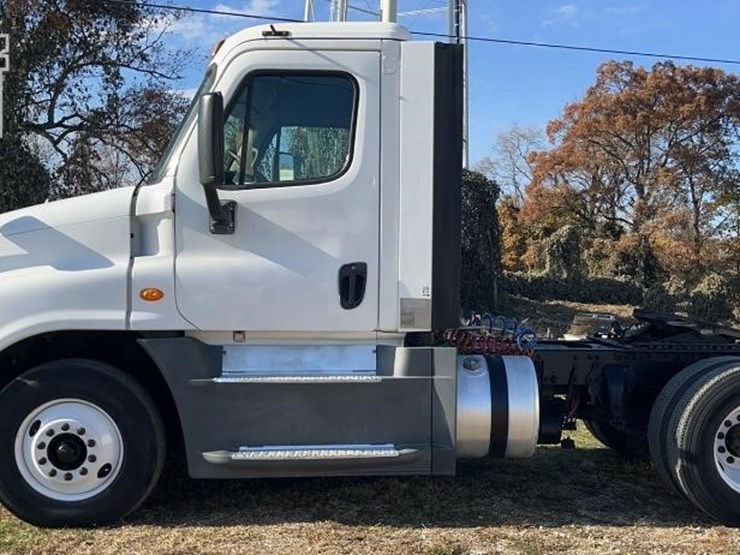 2016-freightliner-cascadia-125-image-1