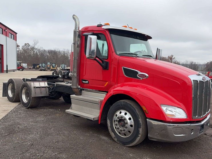 2018-peterbilt-579-image-2