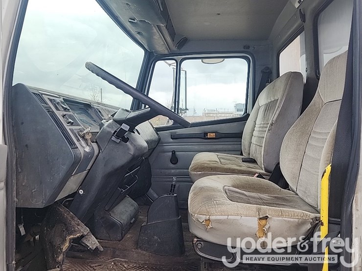 2001-freightliner-fl60-image-14