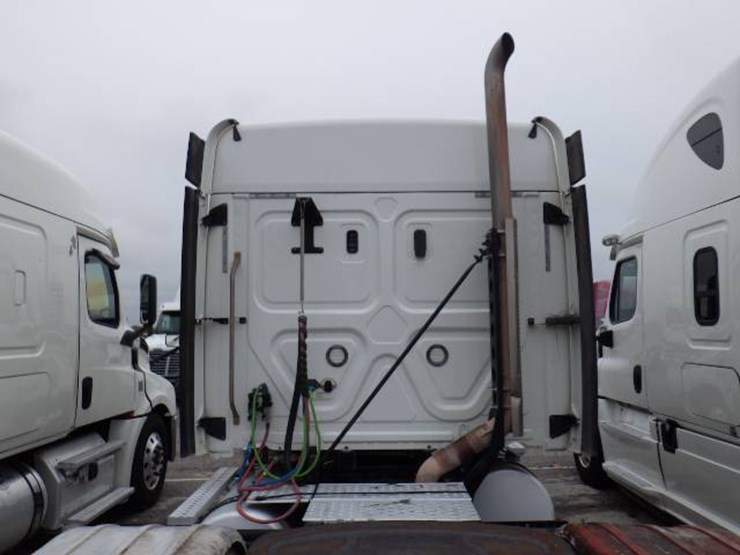 freightliner-cascadia-126-image-14