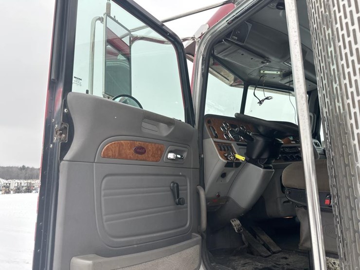 2007-peterbilt-385-image-25