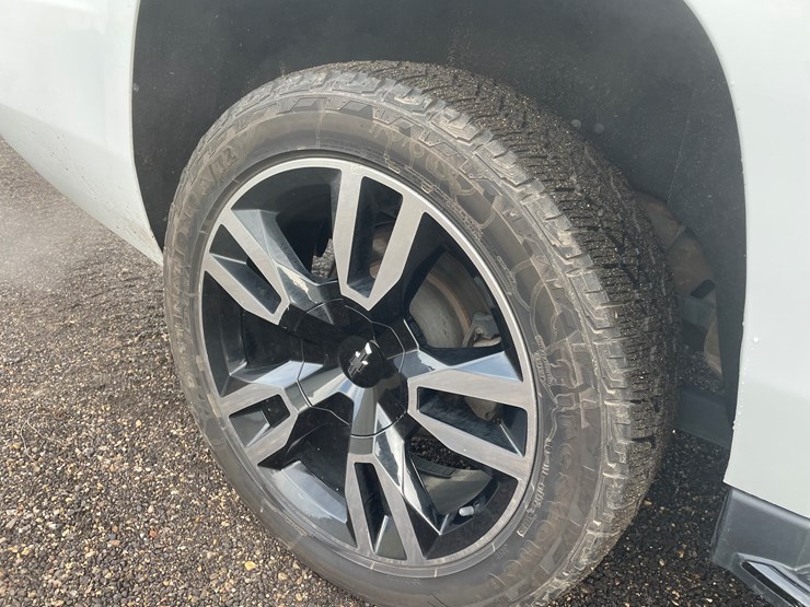 2019-chevrolet-suburban-image-16