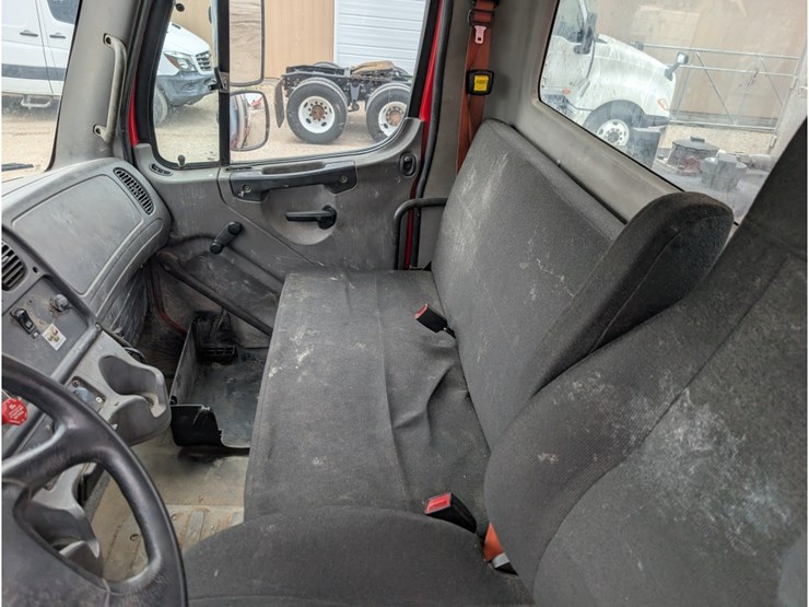 2015-freightliner-114sd-image-26