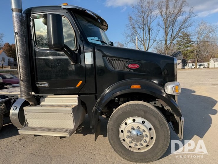 peterbilt-567-image-3