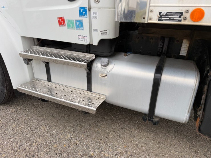 freightliner-m2-106-image-12