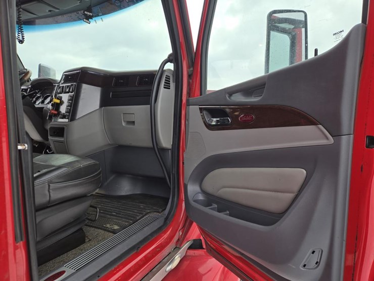 2017-peterbilt-579-image-63