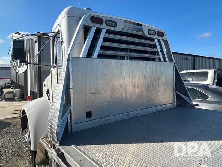 peterbilt-330-image-11