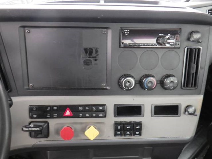 2018-freightliner-cascadia-126-image-21