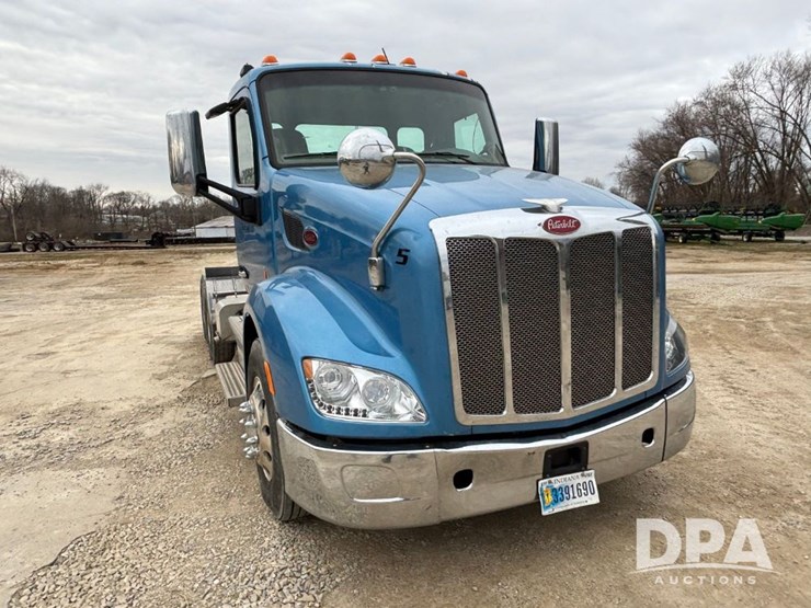peterbilt-579-image-4