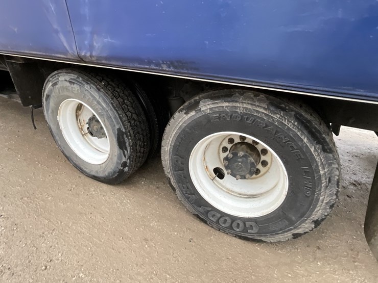 freightliner-m2-106-image-12