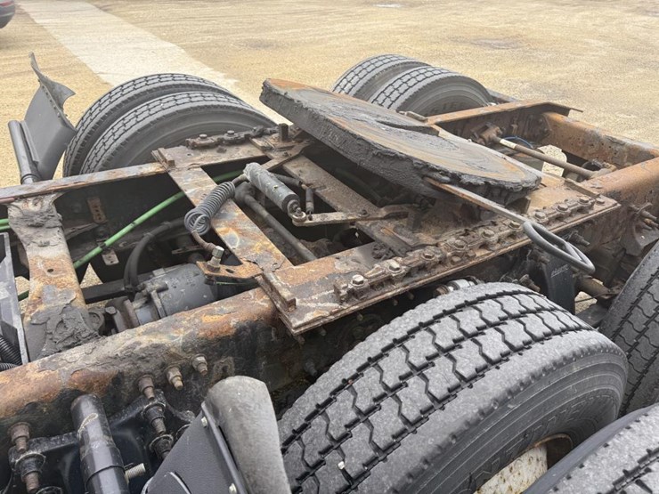 #1175-•-2016-freightliner-cascadia-day-cab-truck-tractor-image-26