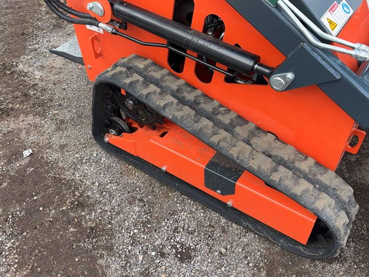 landhero-mini-stand-on-skid-loader-image-10