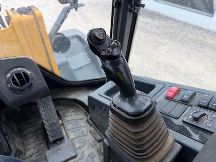 2020-deere-344l-image-22