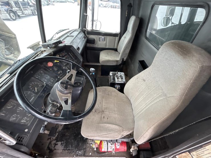 #1042-•-2000-volvo-quad-axle-dump-truck-image-58