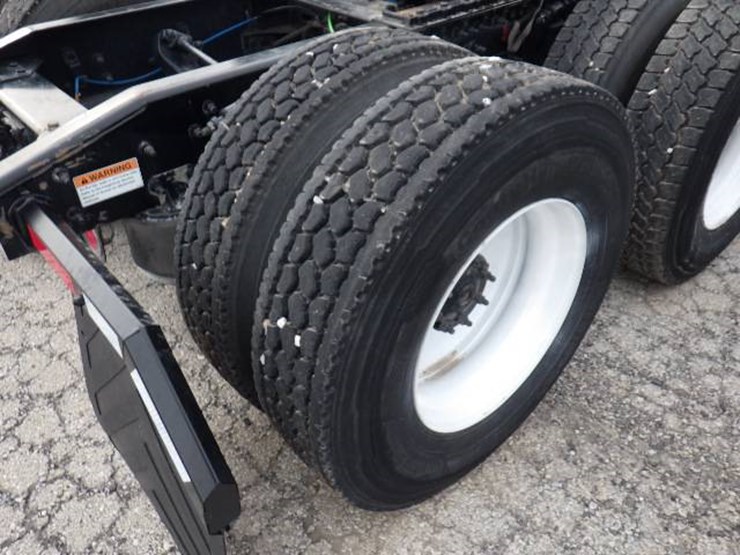 2020-freightliner-cascadia-126-image-9