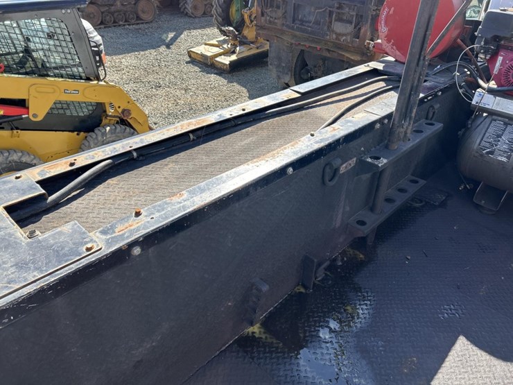 2017-peterbilt-337-image-52