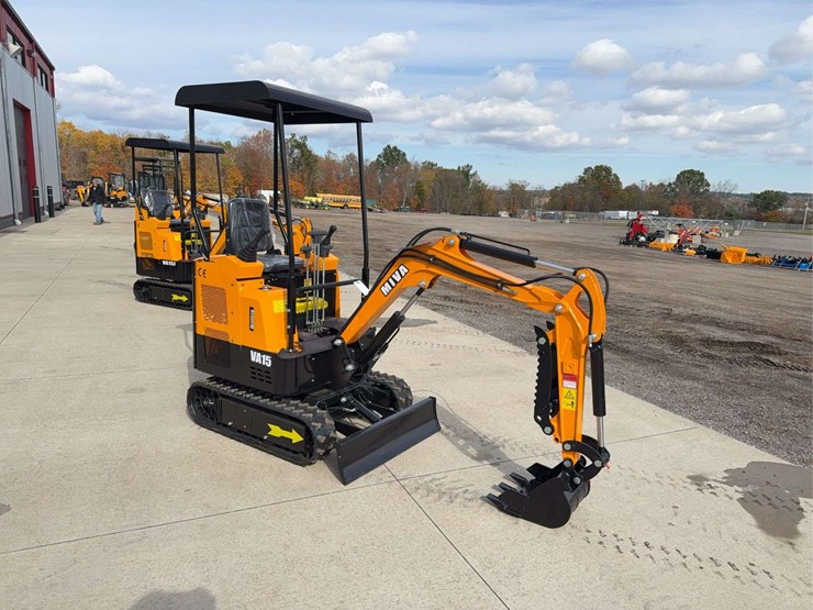 2025-miva-va15-mini-excavator-image-2