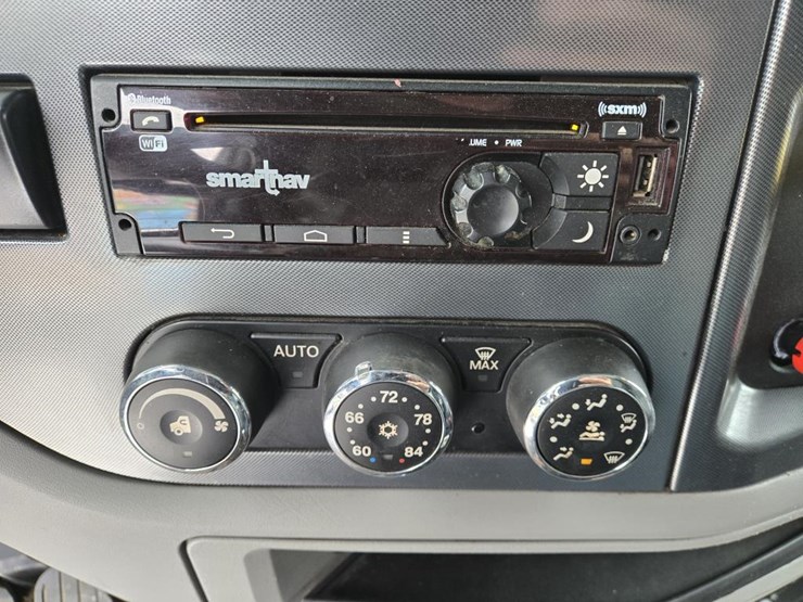 2017-peterbilt-579-image-76